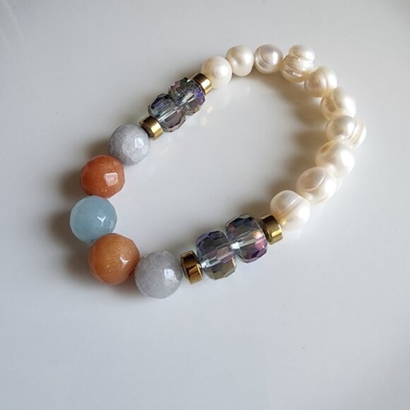 Elegant Pearl and Bead Bracelet - Picture 3 of 6